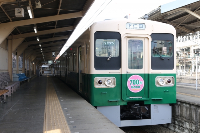 駅のホームに停車する電車